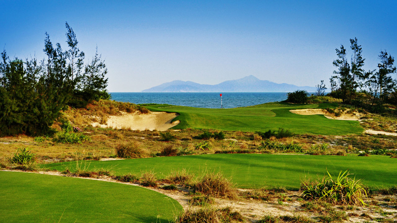 Fall In Love With 30 Of The World's Most Beautiful Golf Courses