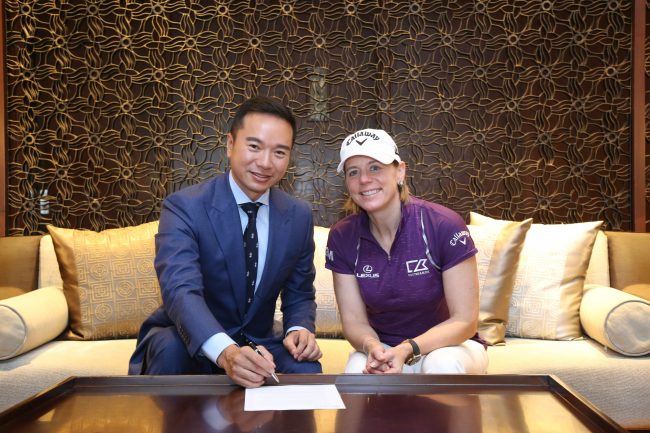 [Shenzhen, China – 8th March 2019] Witnessed by golfing legend Annika Sorenstam, Tenniel Chu (left), Vice Chairman of the Mission Hills Group signs a ‘Women in Golf Charter’ which pledges a continued commitment by the world’s largest golf facility to supporting women’s golf in China. 